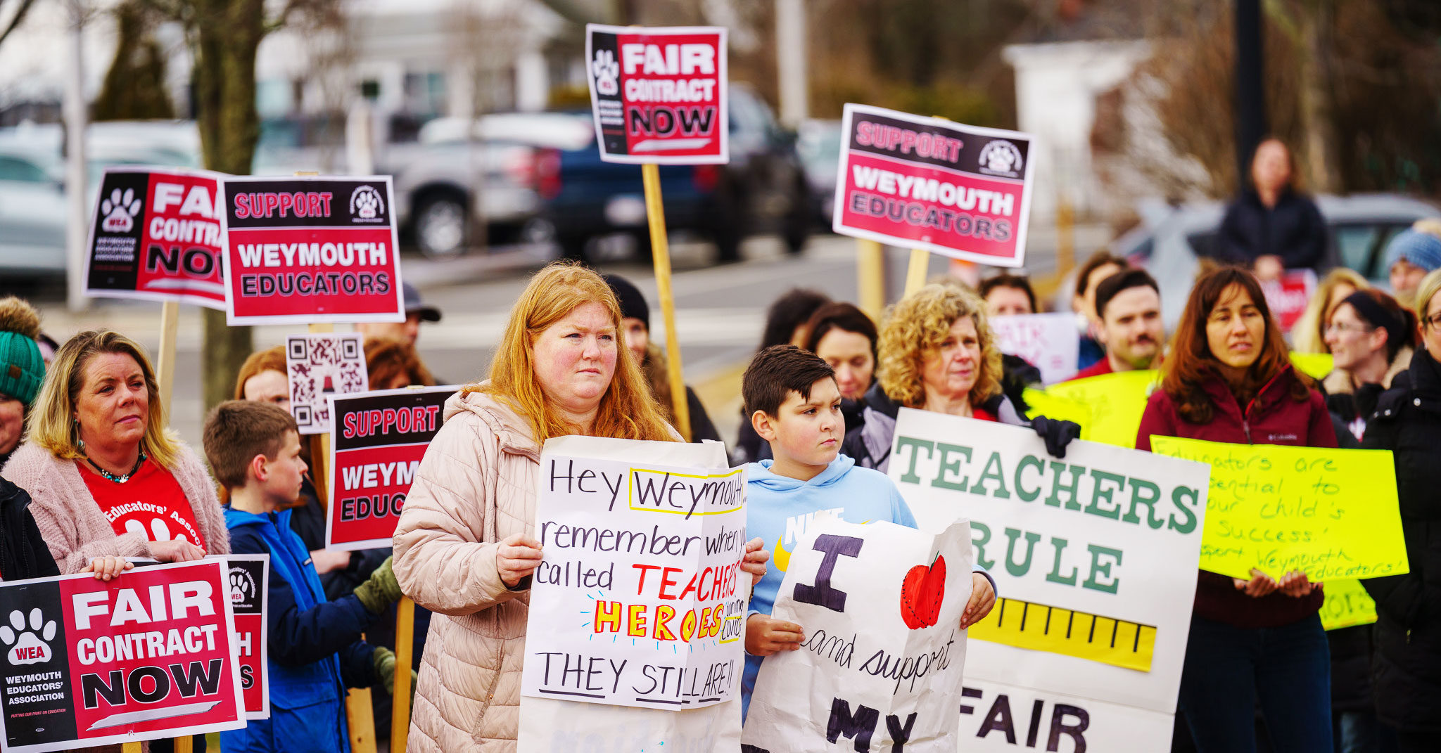 weymouth teachers protest for a better contract